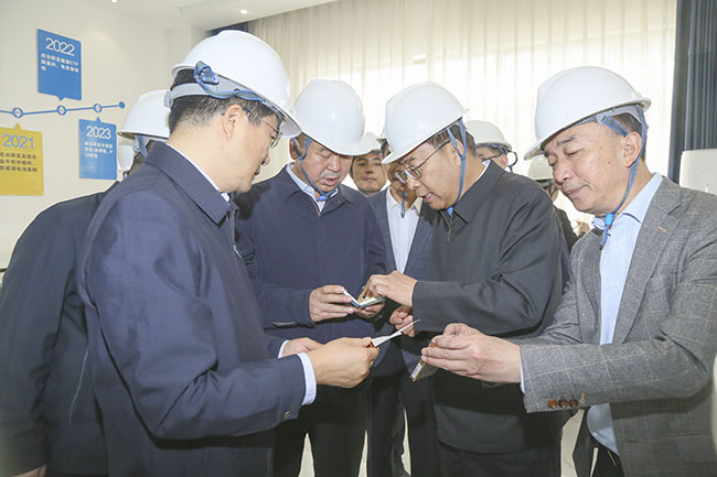 寧夏回族自治區(qū)黨委常委、副主席買彥州一行到萬基控股集團調(diào)研